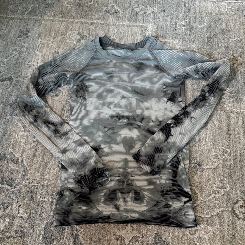 Lululemon Athletica Black and Gray Patterned Long Sleeve